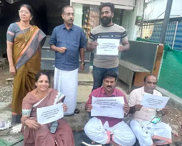 ചാലക്കുടി സൗത്ത് ജങ്ഷനിലെ അനധികൃത നിർമാണം പൊളിച്ചുമാറ്റണം എന്നാവശ്യപ്പെട്ട് നഗരസഭാ പ്രതിപക്ഷ അംഗങ്ങള് നടത്തിയ സമരം