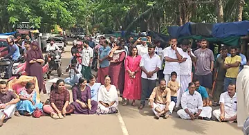 വെറ്റിലപ്പാറ പാലത്തിന് സമീപം അയ്യമ്പുഴ പഞ്ചായത്തതിര്ത്തിയില് നാട്ടുകാര് നടത്തിയ ഉപരോധസമരം