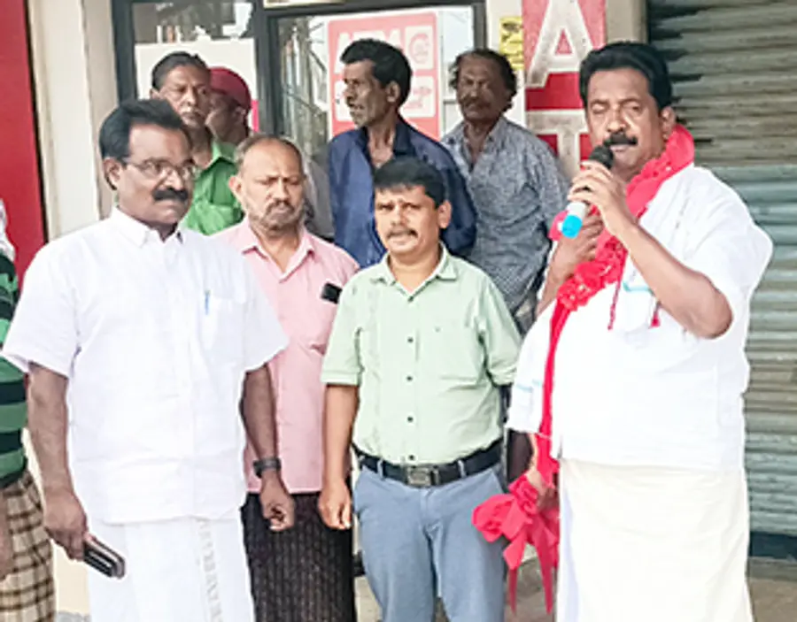 ഏറം ജങ്ഷനിൽ നൽകിയ സ്വീകരണത്തിന് നന്ദി രേഖപ്പെടുത്തിക്കൊണ്ട്
പുനലൂർ എംഎൽഎ സി.അജയപ്രസാദ് സംസാരിക്കുന്നു