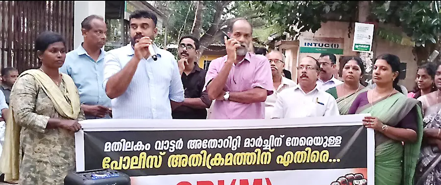 പൊലീസ് അതിക്രമത്തിൽ പ്രതിഷേധിച്ച് മതിലകത്ത് സിപിഐ എം നടത്തിയ യോഗം ഏരിയ സെക്രട്ടറി
മുസ്താക്ക് അലി ഉദ്ഘാടനം ചെയ്യുന്നു
