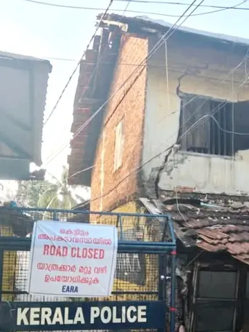 അപകടഭീഷണിയിലായ കെട്ടിടത്തിന് സമീപത്തെ വഴി പൊലീസ് അടച്ച് പൂട്ടിയനിലയില്‍