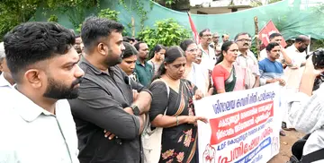 ശിവാലയ കമ്പനിക്കെതിരെ കൊടുങ്ങല്ലൂർ നഗരസഭ എൽഡിഎഫ് കൗൺസിലർമാർ നടത്തുന്ന രാപകൽ സമരം