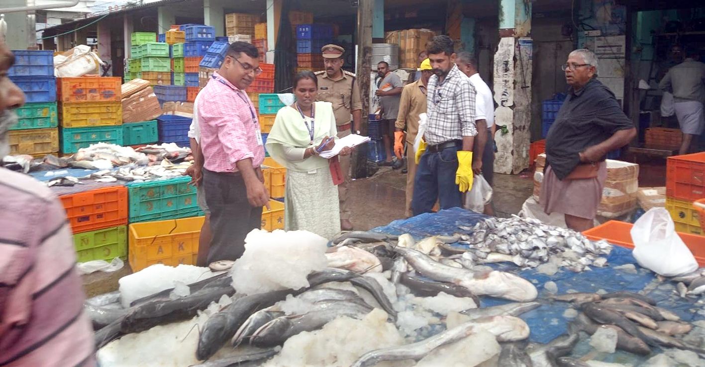 ശക്തൻ മാർക്കറ്റിൽ ഭക്ഷ്യസുരക്ഷാ വകുപ്പ് പരിശോധന നടത്തുന്നു