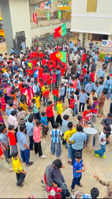 സ്‌കൂൾ അങ്കണത്തിൽ കുട്ടികൾ ഒത്തുചേർന്നപ്പോൾ
