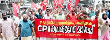 പിഎം ശ്രീ പദ്ധതി നടപ്പാക്കാനുള്ള യു‍ഡിഎഫ് സര്‍ക്കാര്‍ തീരുമാനത്തില്‍ പ്രതിഷേധിച്ച് സിപിഐ ജില്ലാ കമ്മിറ്റി നടത്തിയ കലക്ടറേറ്റ് മാര്‍ച്ച്