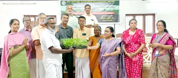 അഷ്ടമിച്ചിറ സർവീസ് സഹകരണ ബാങ്ക് സംഘടിപ്പിച്ച പച്ചക്കറിത്തെെ,ജൈവവള വിതരണം കൃഷി അസി. ഡയറക്ടർ  സി ബി അജിത്ത് ഉദ്ഘാടനം ചെയ്യുന്നു