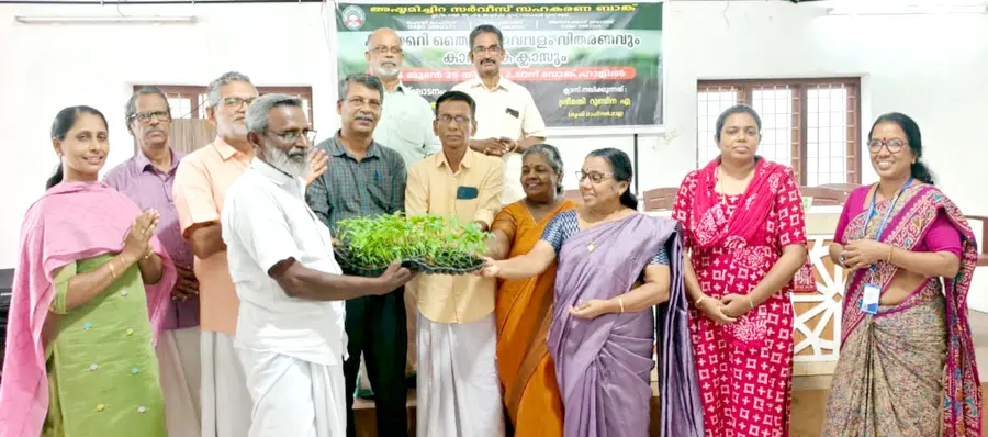 അഷ്ടമിച്ചിറ സർവീസ് സഹകരണ ബാങ്ക് സംഘടിപ്പിച്ച പച്ചക്കറിത്തെെ,ജൈവവള വിതരണം കൃഷി അസി. ഡയറക്ടർ  സി ബി അജിത്ത് ഉദ്ഘാടനം ചെയ്യുന്നു