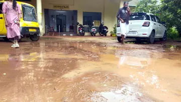 നെല്ലായി രജിസ്ട്രാർ ഓഫീസിന്റെ മുൻവശം ചെളിനിറഞ്ഞ നിലയിൽ