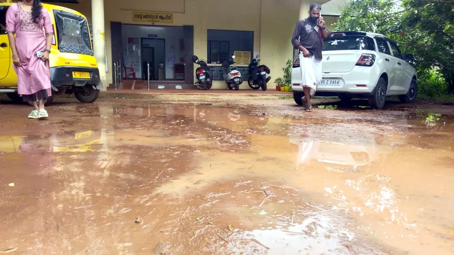 നെല്ലായി രജിസ്ട്രാർ ഓഫീസിന്റെ മുൻവശം ചെളിനിറഞ്ഞ നിലയിൽ