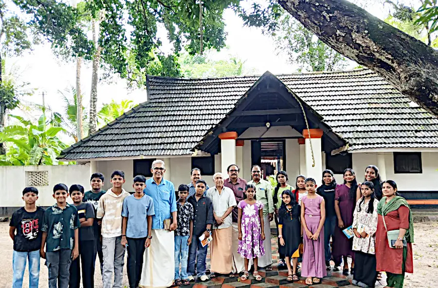 മാന്നാർ നാഷണൽ ഗ്രന്ഥശാലയുടെ പഠനയാത്ര സംഘം കുട്ടമ്പേരൂർ നാലേക്കാട്ട് കുടുംബം സന്ദർശിച്ചപ്പോൾ 