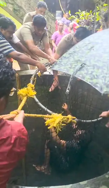 കിണറ്റില്‍ വീണ അമ്മയേയും കുഞ്ഞിനേയും അഗ്നിരക്ഷാസേന രക്ഷിക്കുന്നു
