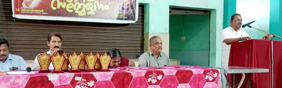 ഡിഎഡബ്ല്യുഎഫ് ഇരിങ്ങാലക്കുട ഏരിയ സമ്മേളനം ബ്ലോക്ക് പഞ്ചായത്ത് പ്രസിഡന്റ് ടി ജി ശങ്കരനാരായണൻ  ഉദ്ഘാടനം ചെയ്യുന്നു