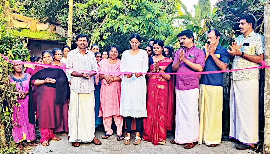കാർത്തികപ്പള്ളി പഞ്ചായത്ത് ഒന്നാം വാർഡിൽ നിർമിച്ച എഴിക്കൽ- കോടമാടൻചിറ റോഡ് ജില്ലാ പഞ്ചായത്തംഗം അനില രാജു ഉദ്ഘാടനംചെയ്യുന്നു