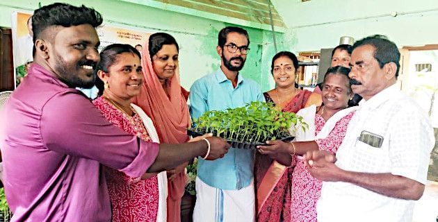 നെടുമുടിയിൽ കർഷക സഭയും ഞാറ്റുവേല ചന്തയും പഞ്ചായത്ത് പ്രസിഡന്റ് പി കെ വിനോദ് ഉദ്ഘാടനംചെയ്യുന്നു