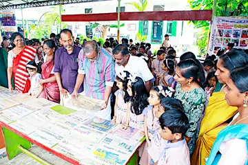 മുഹമ്മ സിഎംഎസ് എൽപി സ്കൂളിൽ ദൃശ്യവിസ്മയം പത്രപ്രദർശനം ഉദ്ഘാടനംചെയ്ത പി പ്രസാദ് എംഎൽഎ പഴയ പത്രം വായിക്കുന്നു