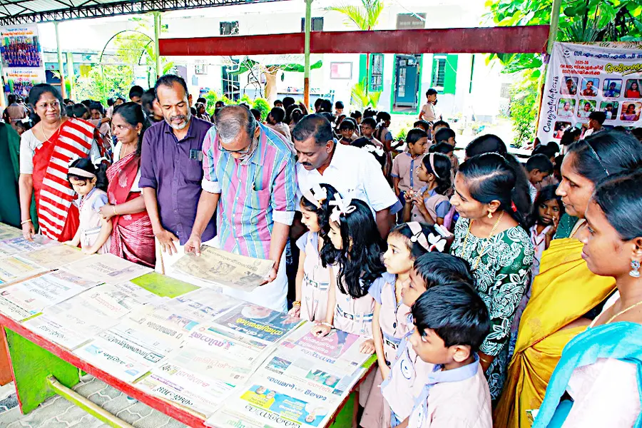 മുഹമ്മ സിഎംഎസ് എൽപി സ്കൂളിൽ ദൃശ്യവിസ്മയം പത്രപ്രദർശനം ഉദ്ഘാടനംചെയ്ത പി പ്രസാദ് എംഎൽഎ പഴയ പത്രം വായിക്കുന്നു