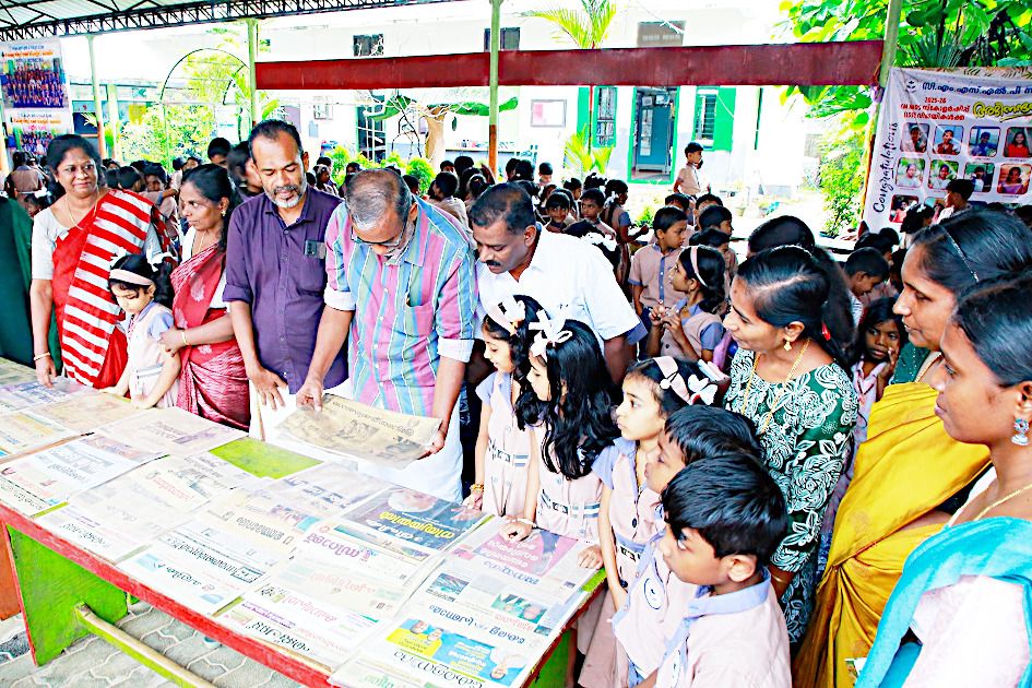 മുഹമ്മ സിഎംഎസ് എൽപി സ്കൂളിൽ ദൃശ്യവിസ്മയം പത്രപ്രദർശനം ഉദ്ഘാടനംചെയ്‌ത പി പ്രസാദ് എംഎൽഎ  പഴയ പത്രം വായിക്കുന്നു