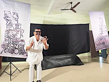 എംഎസ്എം കോളേജിൽ സംഘടിപ്പിച്ച ഒരു മനുഷ്യൻ നാടകത്തിൽ
സുരേഷ് നടരാജൻ