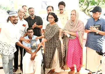 ഷാലിം മെലഡിയുടെ ‘ജീവിത നൗക’ കവിതാ സമാഹാരം ഡാവിഞ്ചി സുരേഷ്  പ്രകാശിപ്പിക്കുന്നു