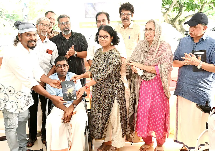 ഷാലിം മെലഡിയുടെ ‘ജീവിത നൗക’ കവിതാ സമാഹാരം ഡാവിഞ്ചി സുരേഷ്
പ്രകാശിപ്പിക്കുന്നു