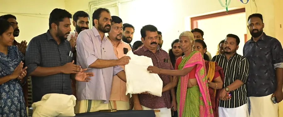 അച്ചൻകോവിൽ ഗോത്രമേഖലയിൽ ഡിവൈഎഫ്ഐ സംഘടിപ്പിച്ച മെഡിക്കൽ ക്യാമ്പും പോഷകാഹാര വിതരണവും സംസ്ഥാന ട്രഷറർ എസ് ആർ അരുൺ ബാബു ഉദ്ഘാടനംചെയ്യുന്നു