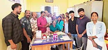 വി ഉണ്ണികൃഷ്ണൻ ചൂരൽമലയിൽനിന്നെത്തിയ സഹപ്രവർത്തകർക്കൊപ്പം കൊടുപ്പുന്ന സ്കൂളിൽ ചുമതലയേൽക്കുന്നു
