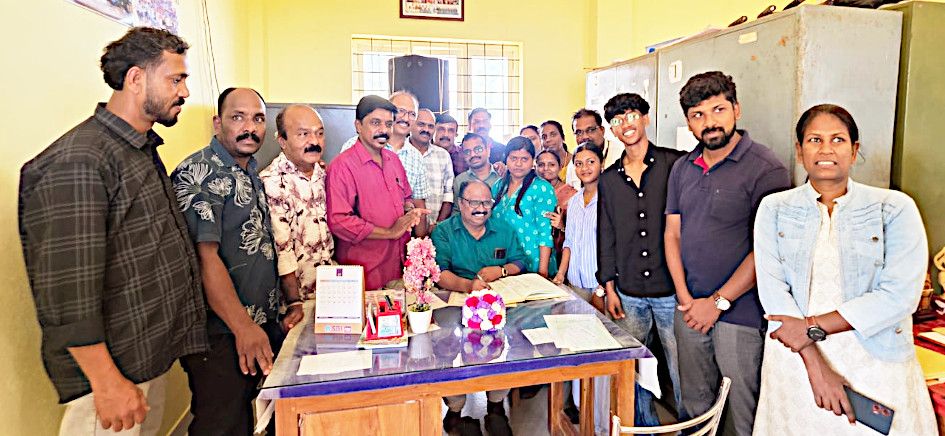 വി ഉണ്ണികൃഷ്ണൻ ചൂരൽമലയിൽനിന്നെത്തിയ സഹപ്രവർത്തകർക്കൊപ്പം കൊടുപ്പുന്ന സ്കൂളിൽ  ചുമതലയേൽക്കുന്നു 