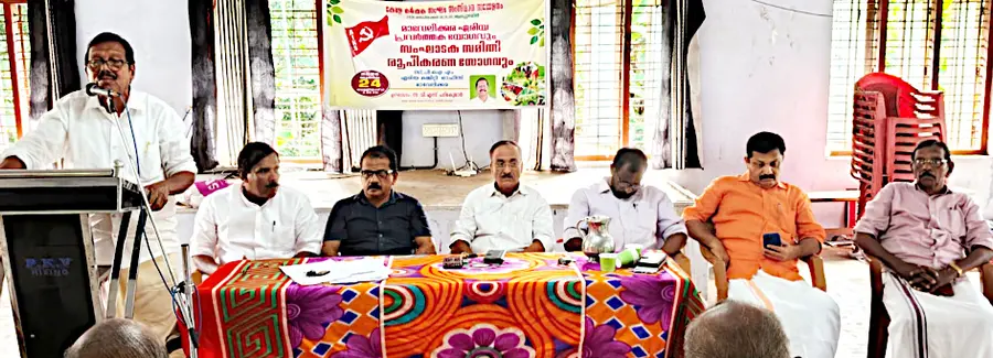 കേരള കർഷകസംഘം സംസ്ഥാന സമ്മേളനന്നിന് മുന്നോടിയായി ചേർന്ന മാവേലിക്കര ഏരിയ പ്രവർത്തകയോഗവും  സംഘാടകസമിതി രൂപീകരണവും സംസ്ഥാന ജോയിന്റ്‌ സെക്രട്ടറി വി എസ് പദ്മകുമാർ ഉദ്ഘാടനംചെയ്യുന്നു
