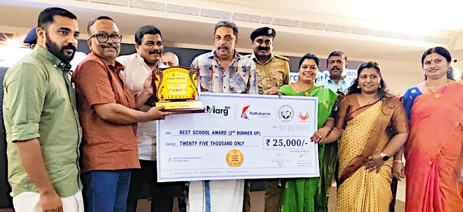 സുരക്ഷിതമാർഗ്  മത്സരത്തിൽ മൂന്നാംസ്ഥാനം നേടിയ നൂറനാട് സിബിഎം ഹൈസ്കൂൾ സമ്മാനത്തുകയും    പ്രശസ്തിപത്രവും മന്ത്രി ഷിബു ബേബി ജോണിൽനിന്ന് ഏറ്റുവാങ്ങുന്നു 