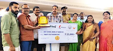 സുരക്ഷിതമാർഗ്  മത്സരത്തിൽ മൂന്നാംസ്ഥാനം നേടിയ നൂറനാട് സിബിഎം ഹൈസ്കൂൾ സമ്മാനത്തുകയും    പ്രശസ്തിപത്രവും മന്ത്രി ഷിബു ബേബി ജോണിൽനിന്ന് ഏറ്റുവാങ്ങുന്നു 
