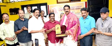 കെ കെ അംബുജാക്ഷൻ പുരസ്‌കാരം പി രാമൻകുട്ടിക്ക് കെ കെ വത്സരാജ് എംഎൽഎ സമ്മാനിക്കുന്നു