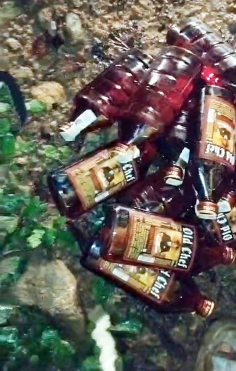 റോസ്‌മലയിൽ നാട്ടുകാർ പിടികൂടിയ മദ്യം