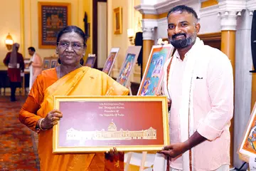 കേരള ചുവർചിത്ര പാരമ്പര്യത്തിൽ രാഷ്ട്രപതി ഭവനിൽ നടന്ന ആർട്ടിസ്റ്റിൻ റെസിഡൻസിൽ ദേശീയ അംഗീകാരം കരസ്ഥമാക്കിയ അനൂപ് രാഷ്ട്രപതി ദ്രൗപതി മുർമുവിനോടൊപ്പം