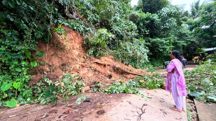 ഏരൂർ കാഞ്ഞുവയലിൽ മണ്ണിടിച്ചിൽ ഉണ്ടായ സ്ഥലത്തെത്തിയ
പഞ്ചായത്ത് പ്രസിഡന്റ് ആതിര പ്രവീൺ