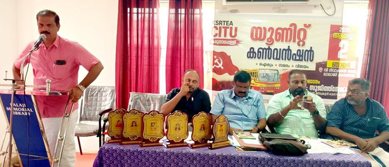 കെഎസ്ആർടിഇഎ (സിഐടിയു) കരുനാഗപ്പള്ളി യൂണിറ്റ് കൺവൻഷൻ സംസ്ഥാന സെക്രട്ടറി സുജിത് സോമൻ  ഉദ്ഘാടനംചെയ്യുന്നു