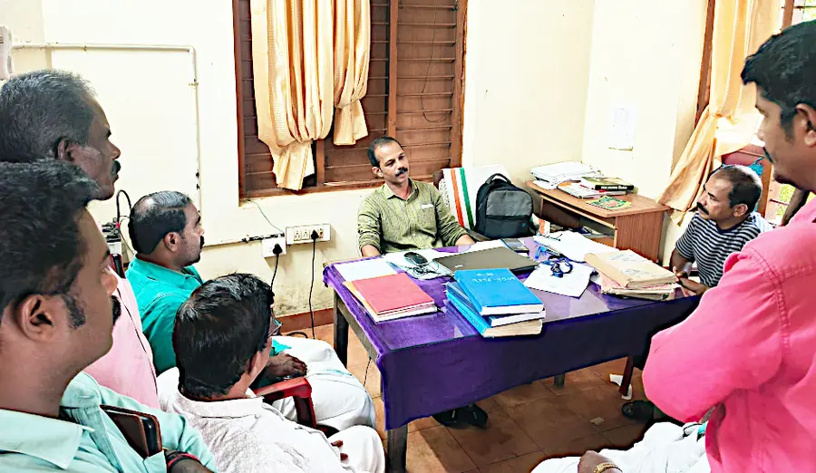 സിപിഐ എം നേതൃത്വത്തിൽ തലവടി വില്ലേജ് ഓഫീസറെ ഉപരോധിക്കുന്നു