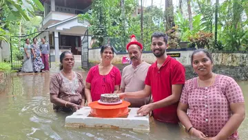 പ്രഭാകരനും കുടുംബവും വെള്ളക്കെട്ടിൽ പിറന്നാൾ ആഘോഷത്തിൽ