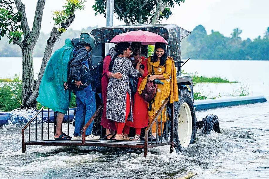 സിവിൽ സ്റ്റേഷനിലെ ജീവനക്കാരെ മങ്കൊമ്പ് പാലത്തിലേക്ക് ട്രാക്ടറിൽ എത്തിക്കുന്നു