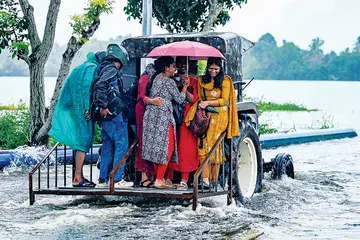 സിവിൽ സ്റ്റേഷനിലെ ജീവനക്കാരെ മങ്കൊമ്പ് പാലത്തിലേക്ക് ട്രാക്ടറിൽ എത്തിക്കുന്നു