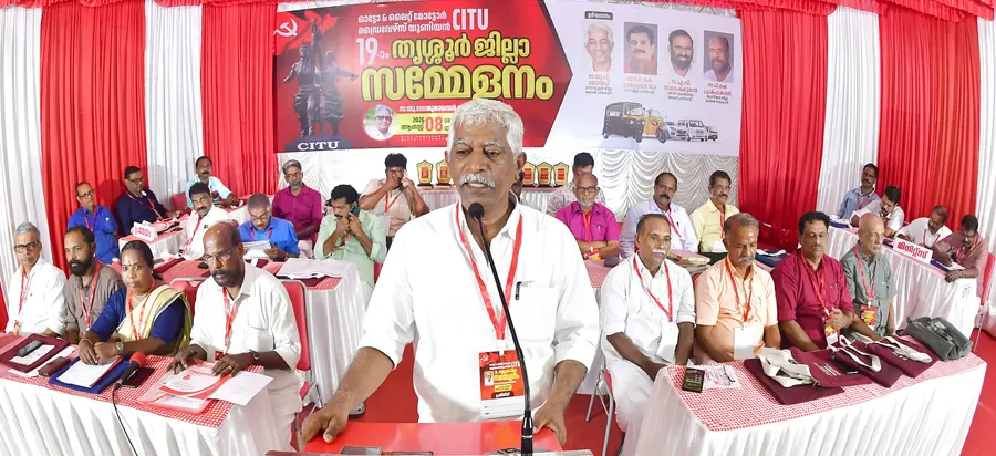 ഓട്ടോ ആൻഡ് ലൈറ്റ് മോട്ടോർ ഡ്രൈവേഴ്സ് യൂണിയൻ ജില്ലാ സമ്മേളനം സിഐടിയു ജില്ലാ ജനറൽ സെക്രട്ടറി യു പി ജോസഫ് ഉദ്ഘാടനം ചെയ്യുന്നു