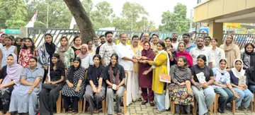 മെഹന്തി മത്സരത്തിലെ വിജയികൾക്ക്  സിപിഐ എം നാട്ടിക ഏരിയ സെക്രട്ടറി എം എ ഹാരിസ് ബാബു സമ്മാനം നൽകുന്നു