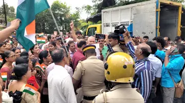 ഇരിങ്ങാലക്കുട മുനിസിപ്പൽ ഓഫിസിന് മുന്നിൽഐടിയു ബാങ്ക് നക്ഷേപകരെ പൊലിസ് തടഞ്ഞപ്പോൾ