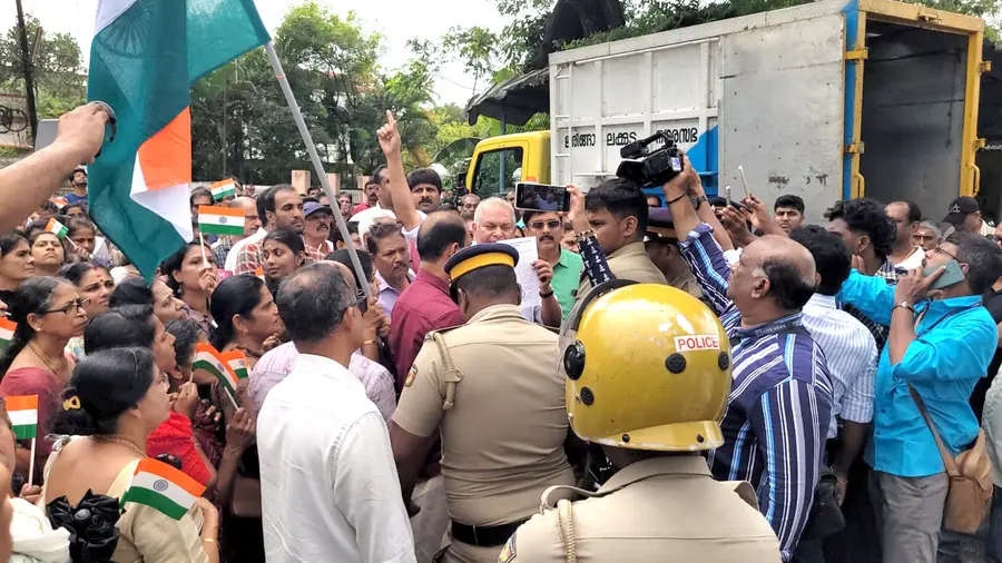 ഇരിങ്ങാലക്കുട മുനിസിപ്പൽ ഓഫിസിന് മുന്നിൽഐടിയു ബാങ്ക് നക്ഷേപകരെ പൊലിസ് തടഞ്ഞപ്പോൾ