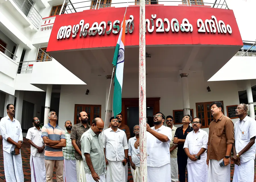 സ്വാതന്ത്ര്യ ദിനത്തോടനുബന്ധിച്ച്‌ സിപിഐ എം ജില്ലാ കമ്മിറ്റി ഓഫീസിൽ  ജില്ലാ സെക്രട്ടറി കെ വി അബ്‌ദുൾഖാദർ പതാക ഉയർത്തുന്നു