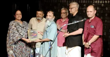 ഡോ. കെ എൻ പിഷാരടി സ്മാരക കഥകളി ക്ലബ്ബിന്റെ സ്മരണിക സുവർണ രേഖ പ്രകാശിപ്പിക്കുന്നു