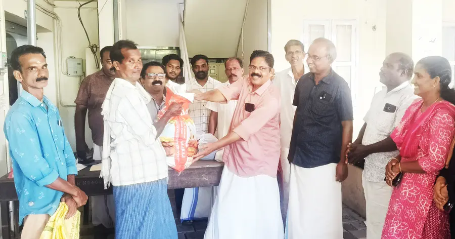 തേവലക്കര ഫാർമേഴ്സ് സർവീസ് സഹകരണ ബാങ്കിന്റെ ആഭിമുഖ്യത്തിൽ ആരംഭിച്ച ഓണച്ചന്തയുടെ ഉദ്ഘാടനം ബാങ്ക് പ്രസിഡന്റ് വി മധു നിർവഹിക്കുന്നു