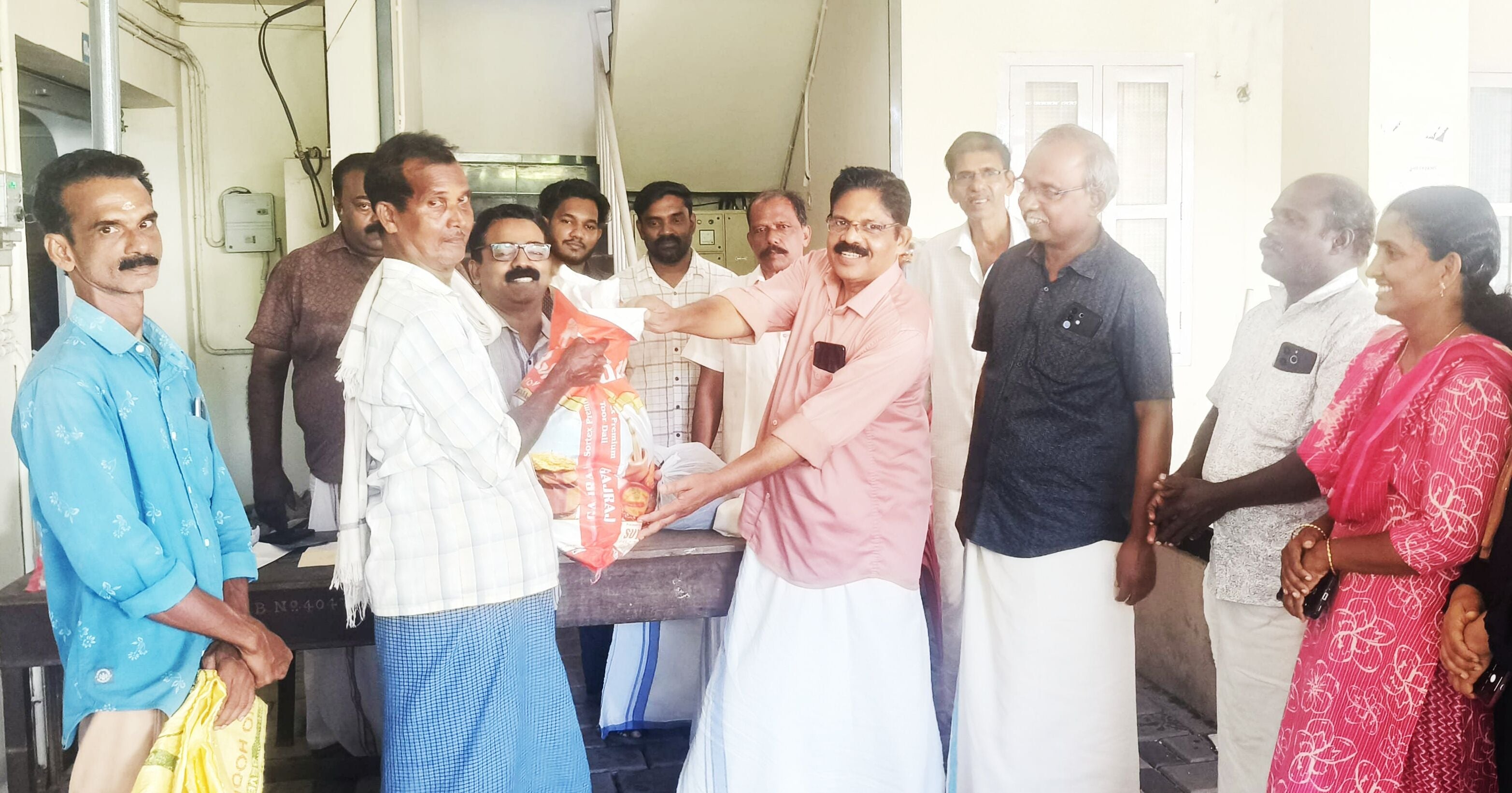  തേവലക്കര ഫാർമേഴ്സ് സർവീസ് സഹകരണ ബാങ്കിന്റെ ആഭിമുഖ്യത്തിൽ ആരംഭിച്ച ഓണച്ചന്തയുടെ ഉദ്ഘാടനം   ബാങ്ക് പ്രസിഡന്റ് വി മധു നിർവഹിക്കുന്നു