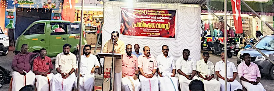 സിപിഐ എം ഏരിയ കമ്മിറ്റി സംഘടിപ്പിച്ച പ്രതിഷേധ സദസ് വെൺമണി കല്യാത്ര ജങ്ഷനിൽ ജില്ലാ സെക്രട്ടറിയറ്റംഗം
എ മഹേന്ദ്രൻ ഉദ്ഘാടനംചെയ്യുന്നു