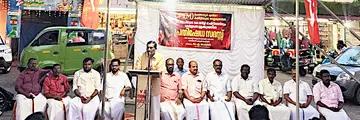 സിപിഐ എം ഏരിയ കമ്മിറ്റി സംഘടിപ്പിച്ച പ്രതിഷേധ സദസ് വെൺമണി കല്യാത്ര ജങ്ഷനിൽ ജില്ലാ സെക്രട്ടറിയറ്റംഗം
എ മഹേന്ദ്രൻ ഉദ്ഘാടനംചെയ്യുന്നു