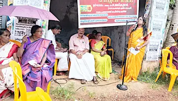 എൻആർഇജി വർക്കേഴ്സ് യൂണിയൻ ചെറിയനാട് പഞ്ചായത്ത് കമ്മിറ്റി പഞ്ചായത്ത് ഓഫീസിന് മുന്നിൽ സംഘടിപ്പിച്ച
തൊഴിൽ ഡിമാൻഡ് ചെയ്യൽ സമരം യൂണിയൻ ജില്ലാ എക്സിക്യൂട്ടീവ് അംഗം കെ എം ശ്രീദേവി ഉദ്ഘാടനംചെയ്യുന്നു